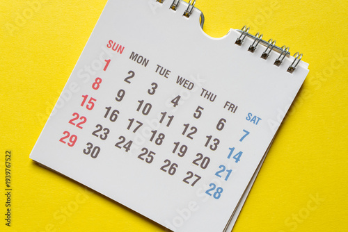 黄色の背景に卓上カレンダー