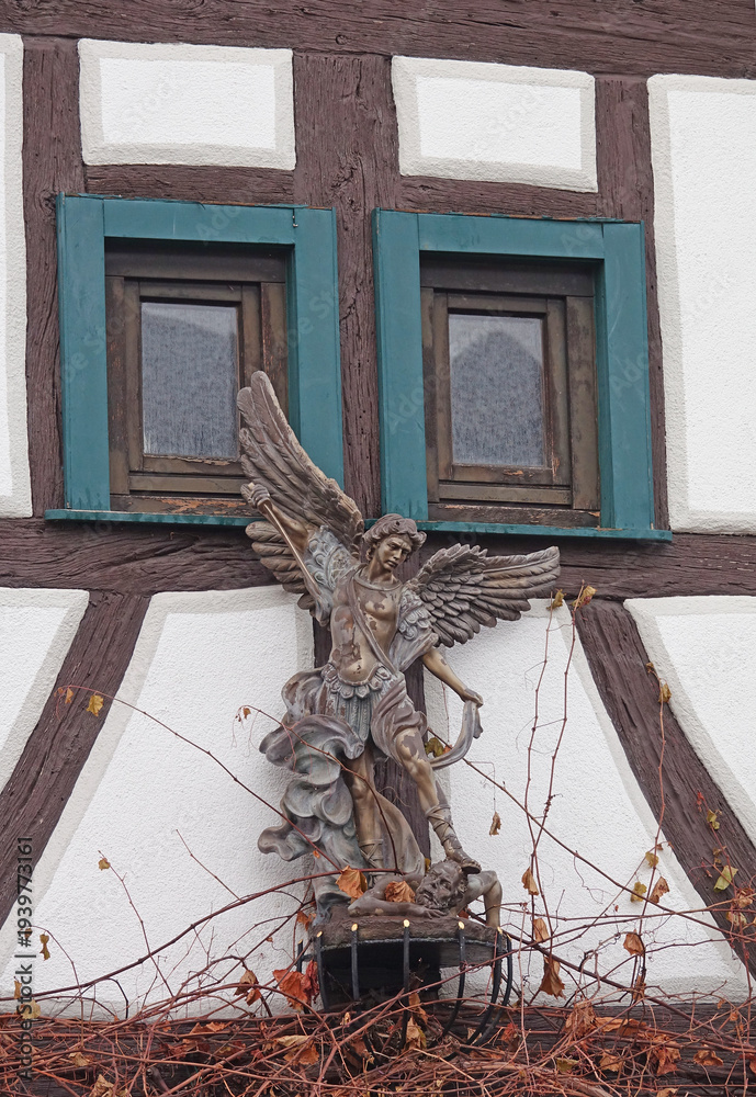 Naklejka premium Engel an einem Fenster