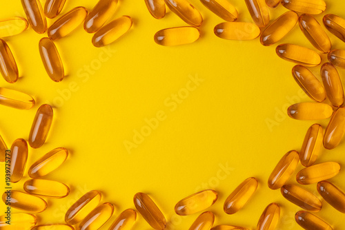 Fotografie Studio Shot Of Golden Omega Three Softgels Emphasizing Reflectivity And Purity I