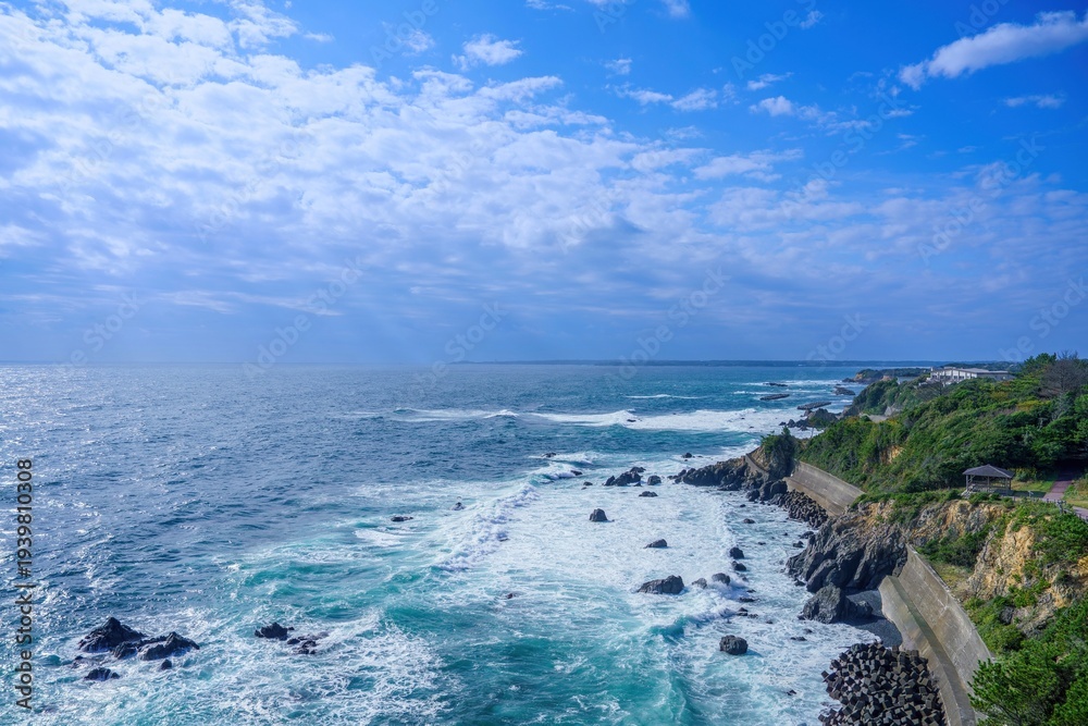 Obraz premium 樫野埼灯台で見た青い海と断崖絶壁が織りなす絶景の海岸の風景