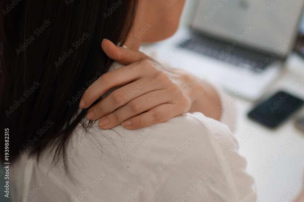 Naklejka premium Office worker experiencing neck and back pain from prolonged computer work
