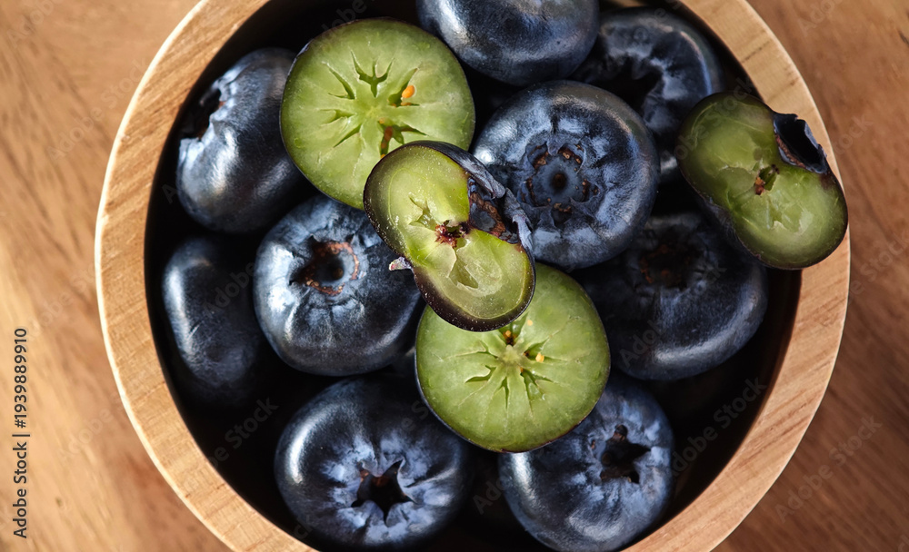 Obraz premium Fresh blueberries healthy food in wooden bowl