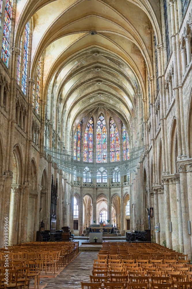 Obraz premium Discover the stunning interior of Chartres Cathedral in Chartres, France. Experience Gothic architecture and vibrant stained glass that captivate visitors and history enthusiasts alike.