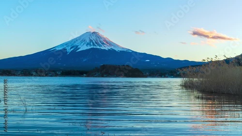 夕暮れの富士山と河口湖（タイムラプス）　山梨県富士河口湖町大石公園にて