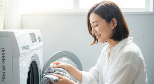 Wallpaper Mural 洗濯機で洗濯をする女性：家事と主婦 Torontodigital.ca