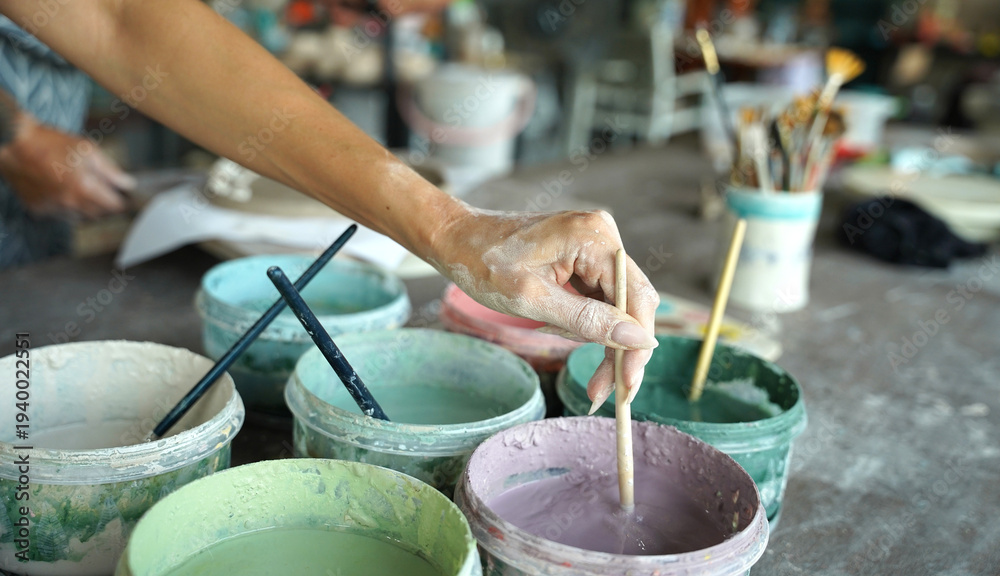 Obraz premium A happy couple makes ceramic plates in a workshop