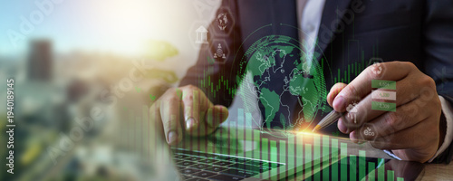 Foto Businessman analyze investment sustainability ESG icons