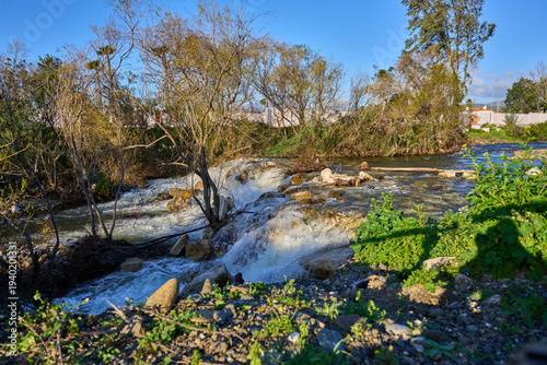 rio con vegetación después de las lluvias