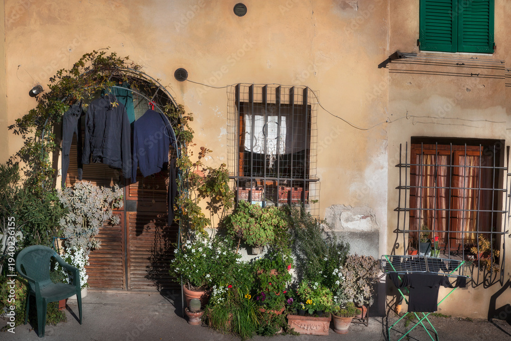 Obraz premium 'Coziness': A household patio in Siena, Italy