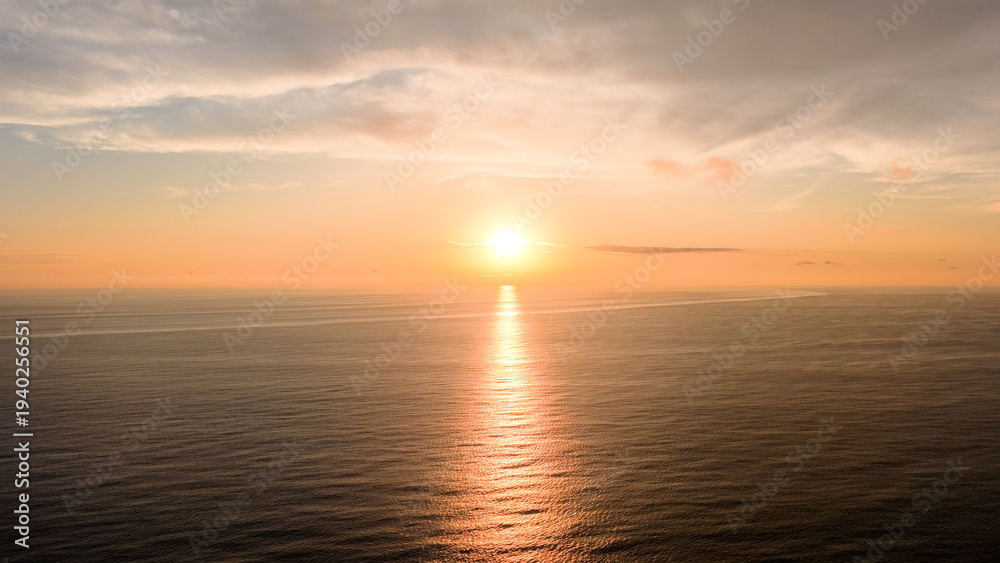 Obraz premium Sunset over ocean at white beach, costa rica, showing sun reflecting on the water, creating a serene and vast seascape