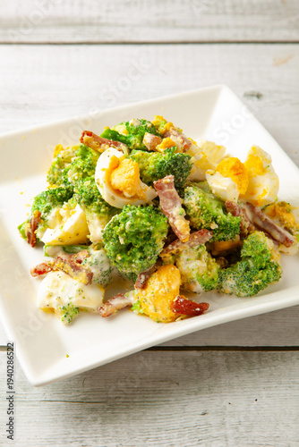 マヨネーズで和えた、ベーコンとゆで卵のブロッコリーサラダ