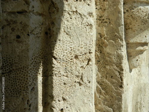 Foto Ancient stone wall texture with porous rock surface detail
