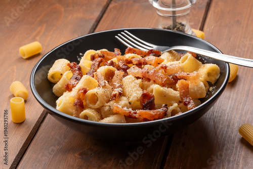 Rigatoni alla carbonara, ricetta tipica di Pasta Italiana 