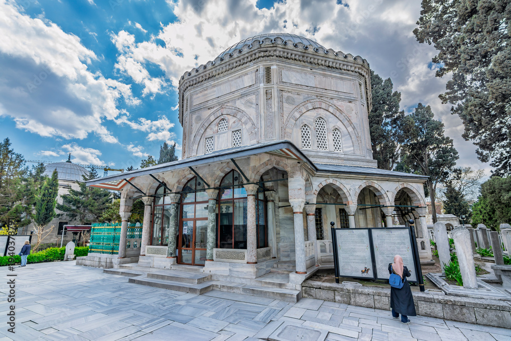 Obraz premium The Kanuni Sultan Suleyman Tomb view in the garden of Suleymaniye Mosque in the Istanbul