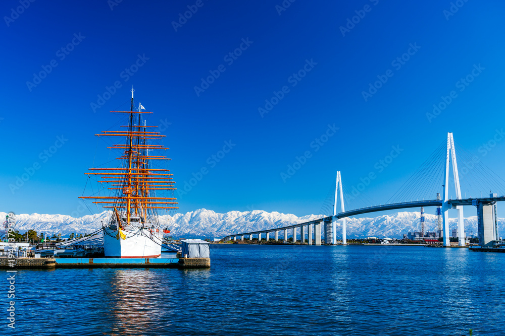 Obraz premium 海の貴婦人・海王丸と新湊大橋、立山連峰
