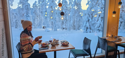Foto Enjoying a cozy winter retreat in Akaslompolo's charming café surrounded by snow