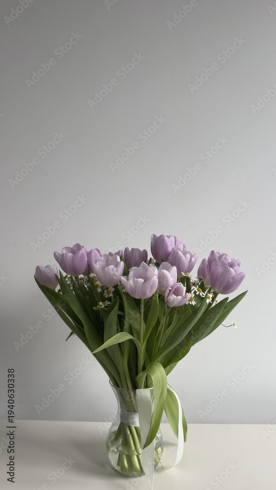 Fototapeta premium Purple tulips bouquet on light background