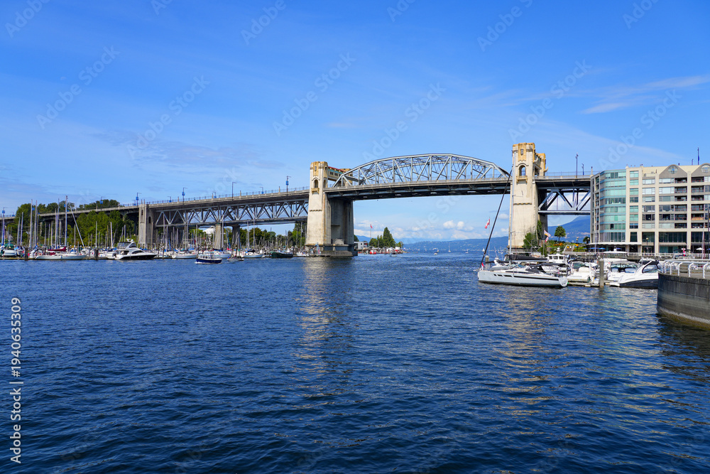 Obraz premium Burrard Street Bridge, an Art-Deco style, steel truss bridge spanning False Creek in Vancouver, British Columbia, Canada