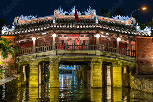 Canvastavla Historic japanese covered bridge over hoai river in hoi an, vietnam, glowing wit