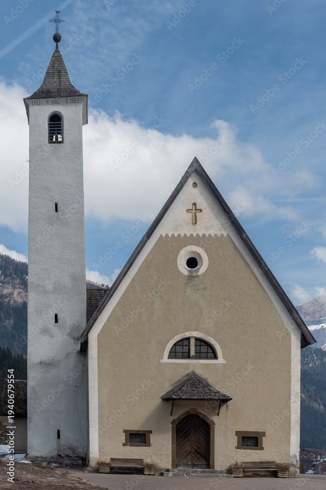 Fototapeta premium Fontanazzo - Val di Fassa - Alto Adige - Trento - Chiesa della Madonna del Carmelo 