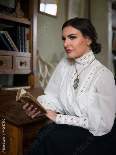 Foto Edwardian teacher with book