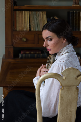 Fotografía Edwardian woman in lace blouse