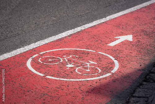 Photos Fahrbahnmarkierung kennzeichnet Radweg