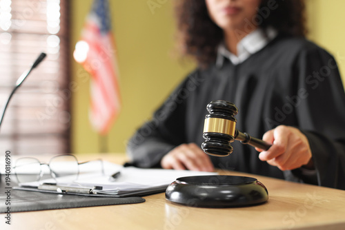 Φωτογραφία Judge striking gavel at wooden desk indoors, closeup