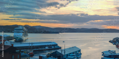 Bild auf Leinwand Hobart tranquil sunrise seascape over Sullivans Cove and Ross Bay along the River Derwent in Tasmania, Australia