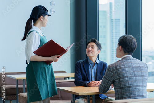 Wallpaper Mural レストランで働く女性スタッフ Torontodigital.ca