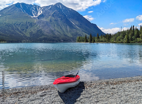 Foto The toy boat adds contrast to the great scenery