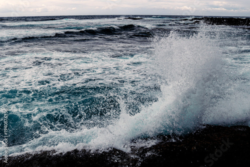 Cuadro en lienzo waves crashing on the rocks