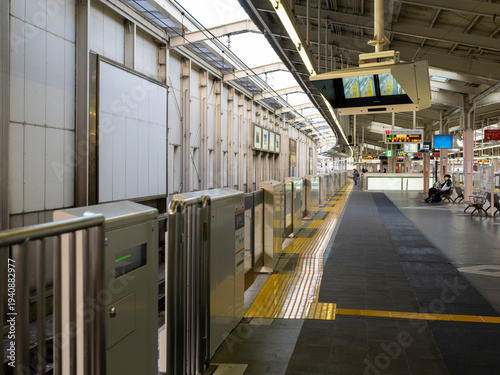 ホームドアが設置された駅の風景