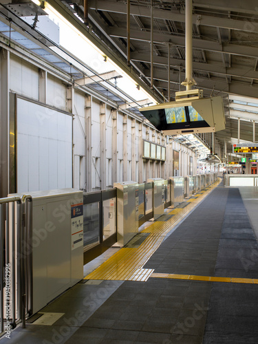 ホームドアが設置された駅の風景