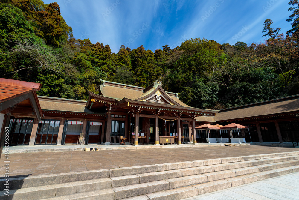 Fototapeta premium 鹿児島縣護國神社の社殿と狛犬（Kagoshima Gokoku Shrine in Kagoshima, Japan）