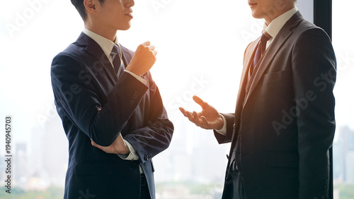 ロビーで会話するビジネスパーソンのグループ