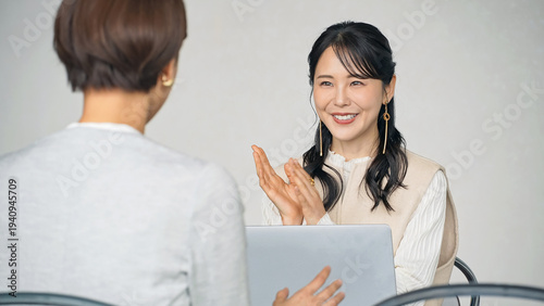 Cuadro en lienzo ロビーで面談する女性グループ