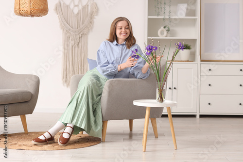 Young woman with spring flo...