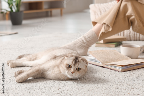 Young woman with cute cat r...