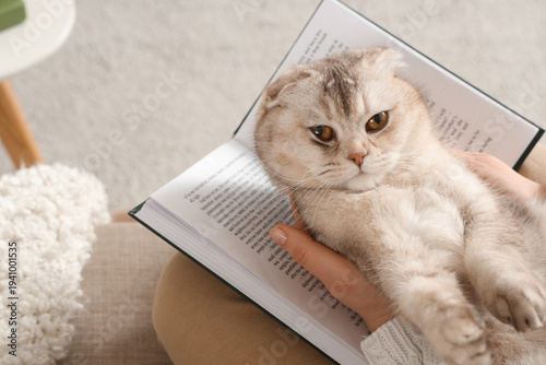 Young woman with cute cat r...