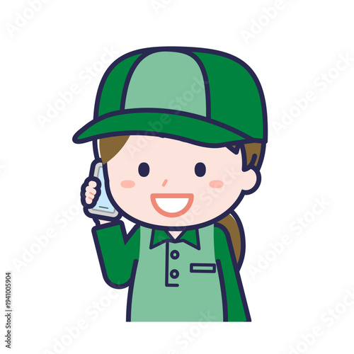 スマートフォンを使う「配達員」の女性