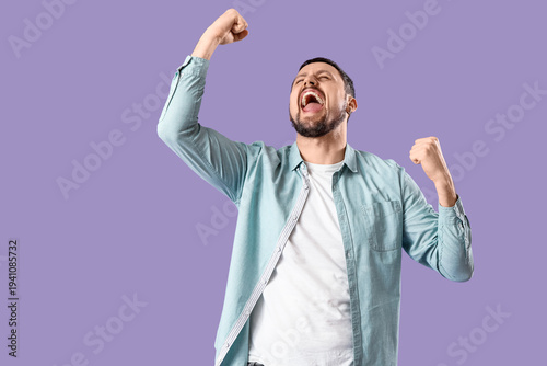 Screaming young man on lila...
