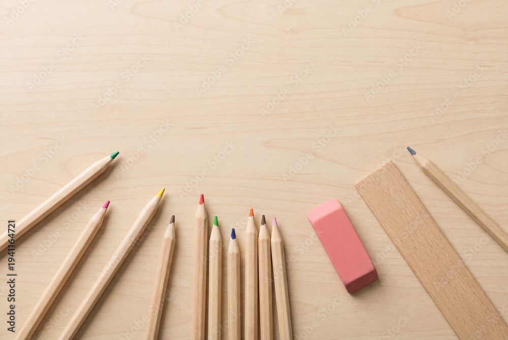 Obraz premium Flatlay of school supplies pencils