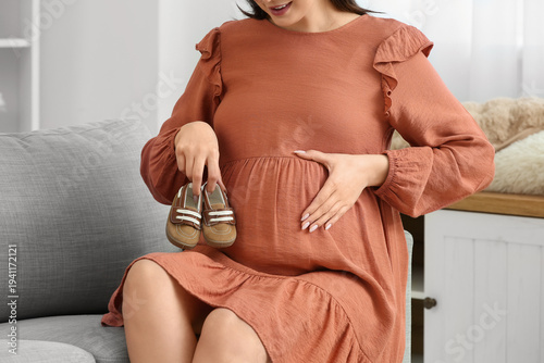 Young pregnant woman with b...