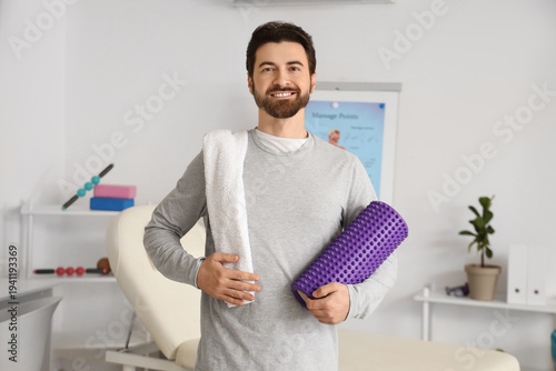 Male physiotherapist with f...