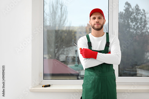 Male worker with screwdrive...
