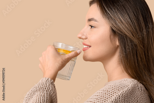 Beautiful young woman drink...