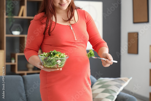 Pregnant woman with fresh v...