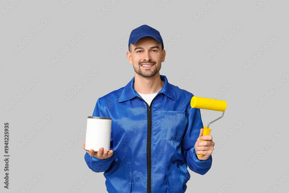 © Pixel-Shot - Portrait of male painter with can of paint and roller on grey background © Pixel-Shot - Portrait of male painter with can of paint and roller on grey background