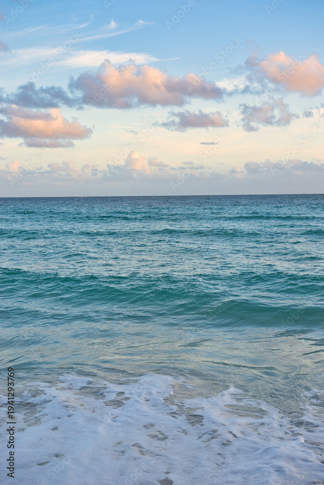 Obraz premium Varadero, Cuba; 04.07.2023. Beautiful, colourful sunset on the beach in Varadero, Cuba! Cote d'Azur of the Atlantic Ocean, next to the Caribbean Sea. Cuba wild palm beach background. Nature blue sea l